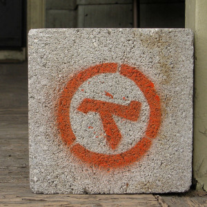 A lambda spray paint pattern, the same design as in Half-Life