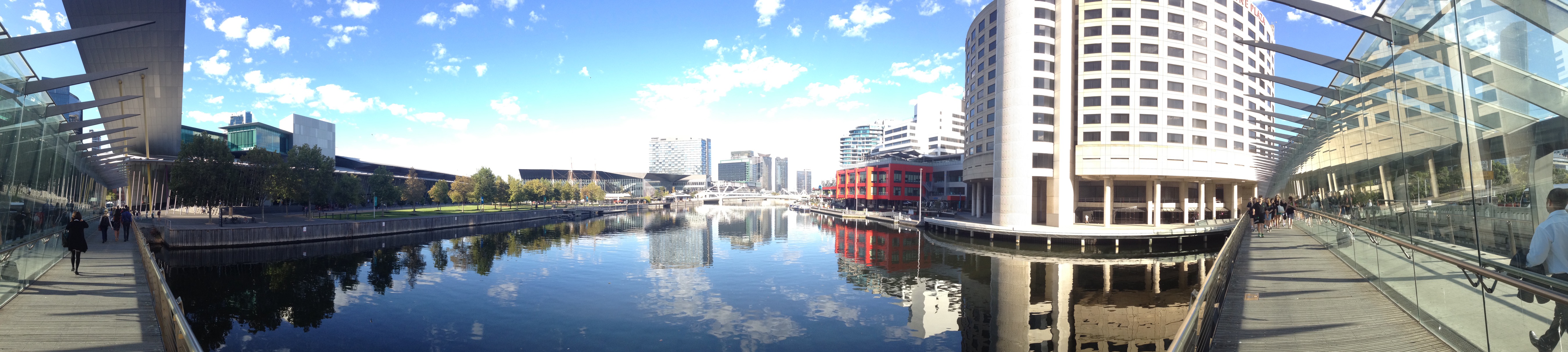 Panorama of the Yarra River, including the Melbourne Convention Centre